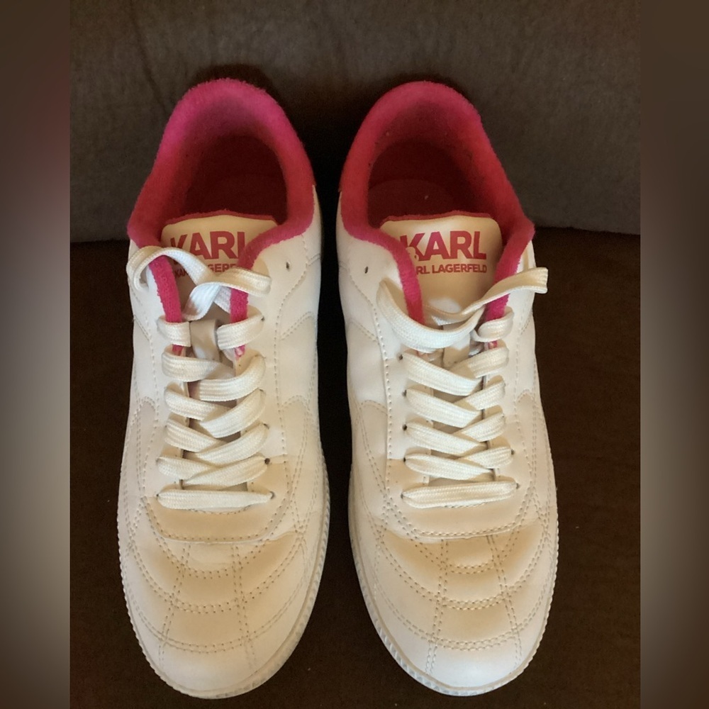 Karl Lagerfeld Paris
Unisex LILY KARL SNEAKER
SZ 7.5
BT2 - Picture 3 of 8